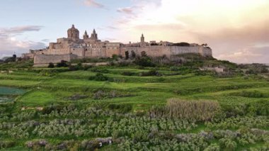 Havadan bakıldığında Mdina, Maltas antik kentinin cazibesi görülür. Görkemli tahkimatlar yemyeşil tarlaların üzerine yükselip günbatımında tarihin ve doğanın bir karışımını ortaya çıkarıyor..