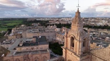 Mdina, Maltas 'ın büyüleyici hava manzarası, zengin tarihini ve eşsiz mimarisini gözler önüne seriyor. Güneş doğada dans ederken..