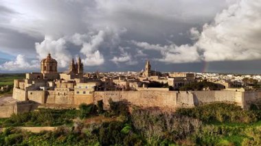 Malta 'da güçlendirilmiş bir şehir olan Mdina' nın nefes kesici hava manzarasını deneyin. Çarpıcı mimarisini, zengin tarihini ve çarpıcı bir gökyüzü altında yemyeşil çevresini keşfedin..