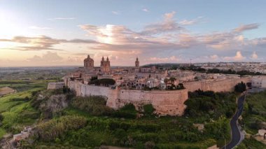 Nefes kesici hava perspektifi, Mdina, Malta 'nın günbatımının sıcak parıltısıyla aydınlanan antik duvarlarını ve çarpıcı mimarisini gözler önüne seriyor. Tarihin cazibesini tecrübe et..