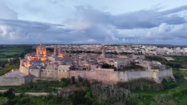 Karanlık çöktüğünde Malta 'nın bu eski ve güçlendirilmiş şehri üzerine çökerken Mdina' nın nefes kesici hava perspektiflerini tecrübe edin. Büyüleyici mimariye ve çevreleyen manzaraya hayran kaldım..