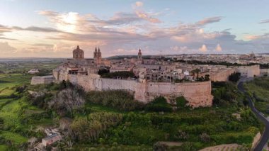 Mdina 'nın büyüleyici güzelliğini yukarıdan tecrübe et. Altın ışık tarihi kaleler ve antik binalar üzerine büyülü bir parıltı saçarken..