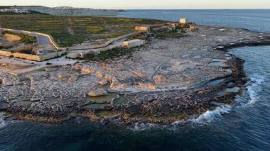 Tepeden Malta 'nın çarpıcı güzelliğini tecrübe edin, dramatik uçurumların ışıldayan denizle buluştuğu yerde antik kalıntılar günbatımında manzarayla kusursuz bir şekilde harmanlanır..