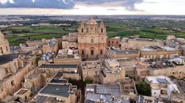 Antik mimarinin bereketli manzaralarla buluştuğu Mdina 'nın nefes kesici hava manzarasını deneyimleyin. Güneş zamansız yapıların üzerinde batar ve her ziyaretçiyi büyüleyen büyülü bir atmosfer yaratır..