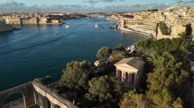 Valletta 'nın çarpıcı hava perspektifini deneyin, tarihi binalarını ve güzel limanını vurgulayın. Maltas başkentindeki kültür ve doğa karışımının tadını çıkar..