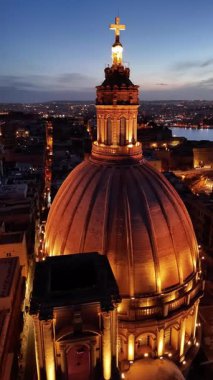 Alacakaranlıkta parlayan ufuk çizgisi gibi Malta Valletta 'nın nefes kesici hava manzarasını deneyimleyin. İkonik kubbe alacakaranlık altında parıldıyor, büyüleyici sokaklar ve tarihi binalarla çevrili..