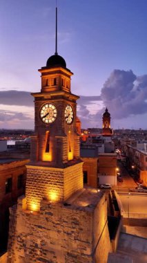 Güneş şehrin üzerinde batarken Malta Valletta 'nın nefes kesici hava manzarasını tecrübe edin..