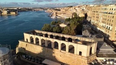 Valletta, Malta 'nın nefes kesici manzaraları büyüleyici kıyı şeridini, yemyeşil ve altın saat boyunca çarpıcı tarihi yapıları vurguluyor..