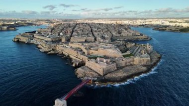 Maltas 'ın başkenti Valletta' nın nefes kesici hava manzarasını deneyimlemek, eşsiz tarihi mimarisini, canlı kıyı şeridini ve geniş liman alanını gözler önüne seriyor..
