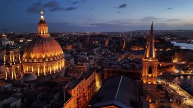Malta Valletta 'nın çarpıcı hava manzarasını tecrübe edin. Tarihi binalar gün batımında aydınlanıyor..