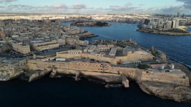 Valetta 'nın büyüleyici hava perspektifini keşfedin, Malta zengin tarihini, etkileyici tahkimatlarını ve güzel sularını vurguluyor, bu Akdeniz mücevherine eşsiz bir bakış açısı sağlıyor..
