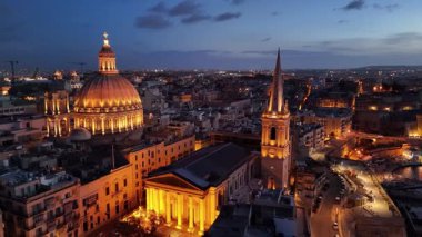 Valletta, Malta 'nın nefes kesici hava perspektifini tecrübe edin. Gün ışığı kayboluyor ve şehir aydınlanıyor. Tarihi yerleri ve canlı caddeleri vurguluyor..