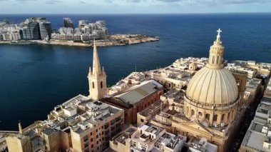 Valletta 'nın görkemli hava manzarası, ikonik kubbe ve çan kubbeleri de dahil olmak üzere çarpıcı simgeleriyle şehirlerin zengin tarihini gözler önüne seriyor..