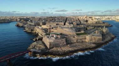 Malta Valletta 'nın nefes kesici hava manzarası, altın saat boyunca zengin tarihini ve güzel sahil şeridini vurguluyor. Mimariyi ve canlı şehir yaşamını yukarıdan keşfedin..