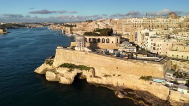 Malta Valletta 'nın çarpıcı hava perspektifine tanık olun. Tarihi yapılarını ve nefes kesici sahil şeridini gözler önüne seriyor..