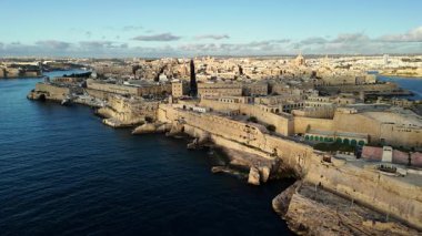 Gün ışığında Valletta, Malta 'nın çarpıcı hava perspektifini keşfedin, antik mimariyi, mavi suları ve kıyı boyunca canlı şehir yaşamını yakalayın..