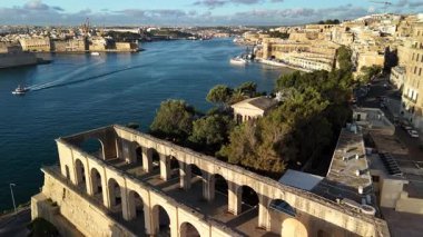 Malta Valletta 'nın nefes kesici hava perspektifine tanık olun. Güneş limanın üzerinde parlarken, tarihi binalarını ve canlı manzarasını aydınlatıyor. Bu şehrin güzelliğini tecrübe et..