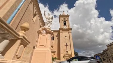 Valletta, Malta 'nın hayat dolu yaşamını, tarihi binalarını, canlı caddelerini ve gün boyunca büyüleyici gökyüzünü gösteren dinamik bir zaman dilimi içinde yaşayın..