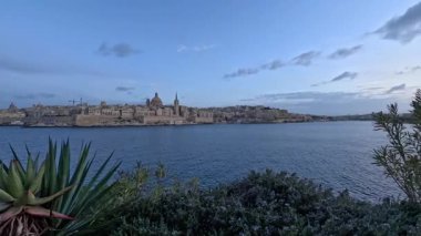 Güneş görkemli ufuk çizgisinde batarken Malta Valletta 'nın güzelliğini hisset. Bu zaman dilimi suya yansıyan canlı renkleri yakalar ve şehrin cazibesini gösterir..