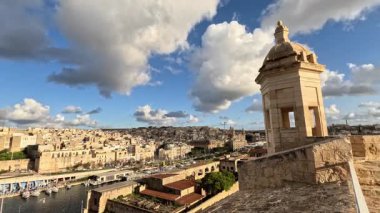 Malta, Valletta 'da büyüleyici bir zaman döngüsü yaşayın. Tarihi binaların üzerinde nefes kesici bulutlar sürükleniyor. Bu UNESCO Dünya Mirası sahasının güzelliği gözlerinizin önüne seriliyor..