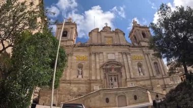 Güneşli bir öğleden sonra Maltas tarihi mimarisinin çarpıcı detaylarını keşfedin. Canlı renkler ve görkemli binalar zengin kültür mirasını gözler önüne seriyor..