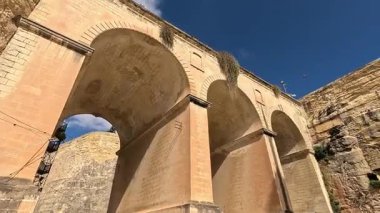 Malta 'nın büyüleyici tarihi mimarisini keşfedin açık mavi gökyüzüne karşı etkileyici kemerler sergiliyor. Bu konum, zengin kültürel mirasının ve karmaşık detaylarının araştırılması için davet edilmektedir..
