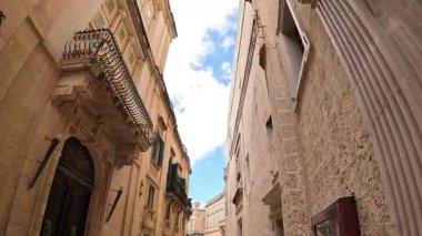 Malta Valletta 'nın dar sokaklarında dolaşın, muhteşem mimarinin canlı tarihle buluştuğu yerde. Karmaşık tasarımlara hayran olun ve güneşli havanın tadını çıkarın..