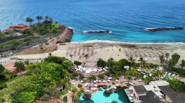 Tenerife 'nin nefes kesen sahil şeridini, güzel kumlu plajları, kristal berrak suyu ve lüks otelleri deneyin. Bu tropik cennette güneşli bir günün tadını çıkar..