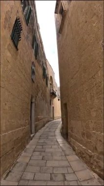 Geleneksel taş binalar ve adanın zengin mirasını yansıtan eşsiz bir mimari tarzın sergilendiği Malta tarihi kentinin pitoresk dar sokaklarını keşfedin..
