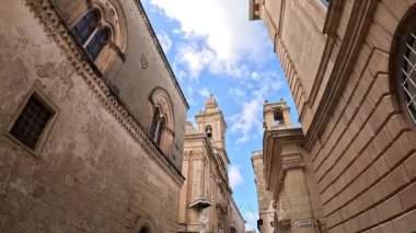 Malta Valletta 'nın dar sokaklarını keşfederken nefes kesici mimarisini keşfedin. Bu klip, parlak mavi gökyüzüne karşı ayrıntılı cepheleri ve yükselen kuleleri sergiliyor.