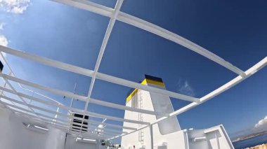 Malta 'daki Gozzo Adası' na giden feribota binin. Sonsuz mavi denizin ve açık gökyüzünün panoramik manzarasının tadını çıkarın. Ada keşiflerinin manzaralı güzelliğini ve macerasını tecrübe edin..