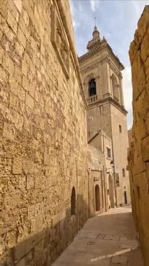 Mdina, Malta 'nın büyüleyici sokaklarında dolaşın, antik taş duvarlar geçmişin hikayelerini fısıldarken. Tarihi mimarinin ve dolambaçlı yolların güzelliğini tecrübe et..