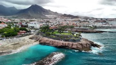 Berrak mavi suları ve kayalık uçurumlarıyla Tenerife 'nin çarpıcı sahil şeridini keşfedin. Bu güzel öğleden sonra plajın, yemyeşil yeşilliğin ve dağlık zemin karışımının tadını çıkarın..