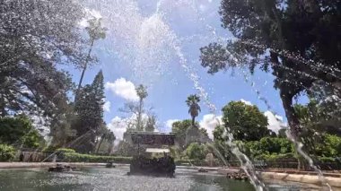 Valletta 'da güzel bir bahçe, açık mavi gökyüzünün altında ağaçlar ve canlı bitkilerle çevrili büyüleyici bir çeşmeye sahiptir. Suyun rahatlatıcı sesleri huzurlu atmosferi güçlendirir..