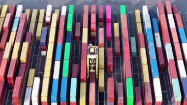Zeebrugge 'daki hareketli konteynır terminalini göster..