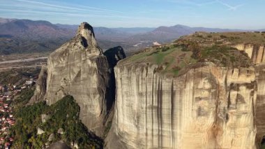 Meteora, Yunanistan 'ın inanılmaz hava perspektiflerini keşfetmek, yüksek kaya oluşumlarını ve bereketli manzaraları sergilemek.