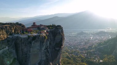 Meteora 'nın nefes kesen kaya oluşumlarını keşfedin, antik manastırlarla bezenmiş, zengin tarihi ve doğal güzelliği gözler önüne sererek,.
