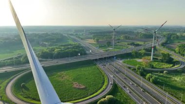 Bu klip yoğun bir otoyolun panoramik görüntüsünü içeriyor. Akşamüstü açık bir gökyüzü altında yemyeşil tarlalar ve rüzgar türbinleriyle çevrili..