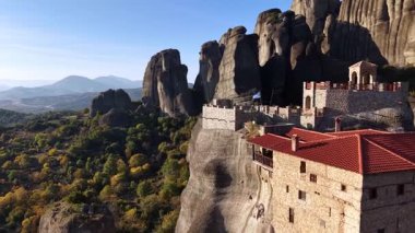 Görkemli kaya sütunlarının yemyeşil ağaçların üzerinde yükseldiği Yunanistan 'ın Meteora kentinin üzerinde süzülerek, zirvelerinde tünemiş antik manastırları ortaya çıkarıyor. Bu UNESCO Dünya Mirası sahasının eşsiz bir görüntüsü.