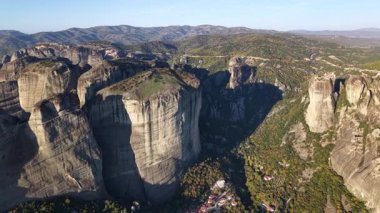 Yunanistan 'ın Meteora kentinin nefes kesen hava manzarasını deneyimlemek, yüksek uçurumlar, antik manastırlar ve açık mavi gökyüzünün altında yemyeşil vadiler görmek. Bu doğal mucizeyi keşfedin.