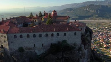 Yunanistan 'daki görkemli Meteora' yı havadan inceleyin. Antik manastırların yükselen kayalara tünemesini izleyin. Gün doğumunda nefes kesen manzarayla kusursuz bir şekilde harmanlanırlar..
