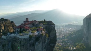 Yunanistan 'daki Meteora' nın nefes kesen hava manzarasını deneyimlemek, altın saat boyunca çarpıcı bir doğal zemin üzerine kurulmuş yüksek kaya oluşumlarını ve antik manastırlarını sergilemek.
