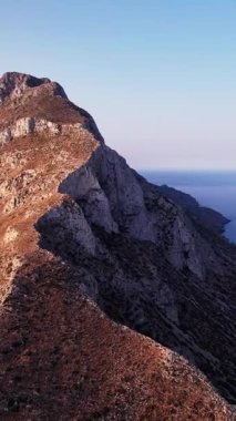 Girit Yunanistan 'ın güzelliğini yukarıdan deneyimlemek, gün batımının altın saatinde dramatik dağları, sakin suları ve pitoresk kıyıları ortaya çıkarıyor. Doğanın ihtişamı bekliyor..