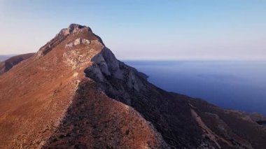 Yunanistan 'ın Girit kentinin engebeli manzaralarını ve masmavi sularını gösteren nefes kesici hava manzaraları keşfedin. Kıyı şeridinin ve dağların dingin güzelliğine hayran olun..