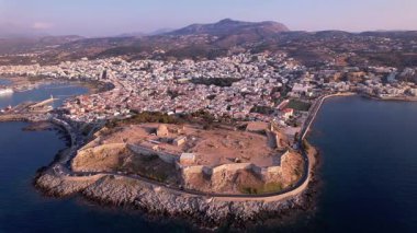 Girit Yunanistan 'ın büyüleyici kıyı manzarası, tarihi mekanları ve sıcak ışık altında yıkanan resimli şehirleriyle nefes kesici hava perspektifini deneyimleyin.