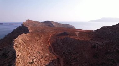 Girit, Yunanistan 'ın muhteşem hava perspektiflerini araştırın. Engebeli uçurumların, kumlu yolların ve berrak gökyüzünün altında parıldayan suların olduğu doğal güzelliğe bakın..