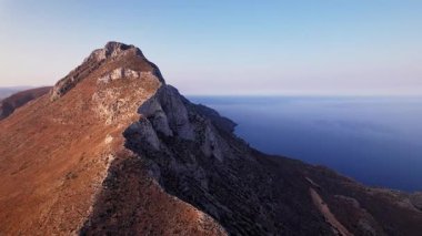 Yunanistan 'ın Girit kentinin güzelliğini, engebeli dağların berrak bir gökyüzü altında sakin denizle buluşmasını deneyimleyin. Doğanın ihtişamı her yöne doğru yayılır..