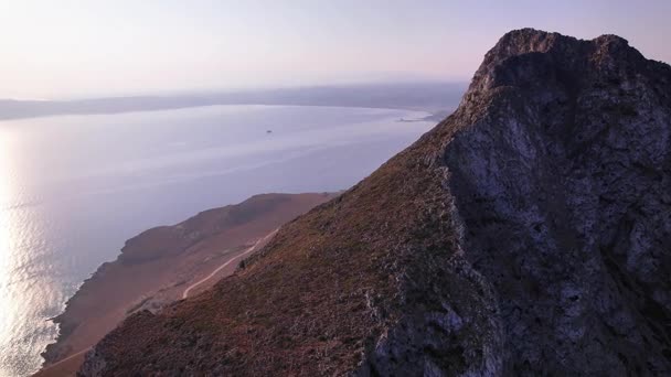 Découvrez les superbes vues aériennes de Crète où les montagnes accidentées rencontrent les eaux sereines. Le littoral captivant et la beauté naturelle sont en plein écran dans cet endroit enchanteur.