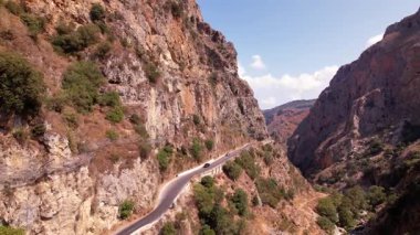 Yunanistan, Girit 'in olağanüstü güzelliğine yukarıdan tanık olun. Görkemli dağları, dolambaçlı yolları ve çarpıcı bir manzaranın ortasında yemyeşil yolları sergiliyor..