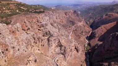Yunanistan 'ın Girit kentinin nefes kesici hava manzarasını keşfedin, dramatik dağ sıraları ve dolambaçlı yollarla. Bu pitoresk adanın doğal güzelliğini ve eşsiz arazisini tecrübe edin..